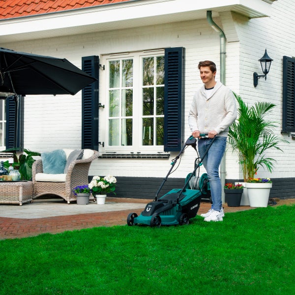 VONROC Rasenmäher Elektro mit Kabel | 1300W - 32cm Schnittbreite - einstellbare Schnitthöhe 30-70MM | Elektrischer Sichelmäher für kleine bis mittelgroße Flächen