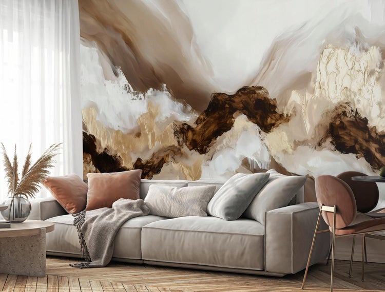 Wohnzimmer mit abstraktem Wandbild, Sofa, Kissen, Decke und Holzboden