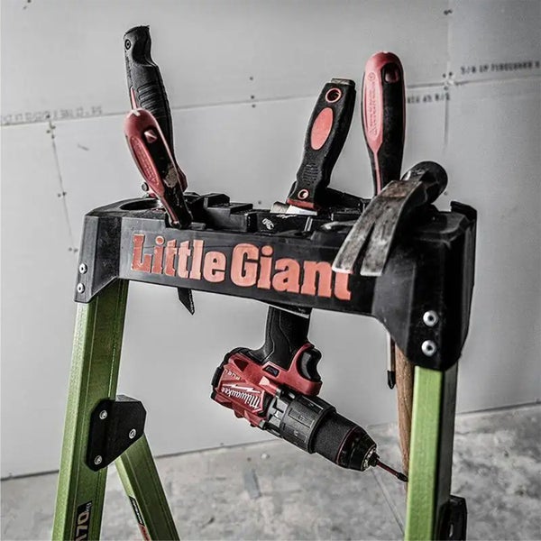 Little Giant Logo auf einer Leiter mit Werkzeugablage für Akkubohrer, Schraubendreher, Hammer und Messer.