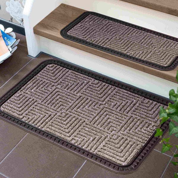 Fußmatte mit geometrischem Muster auf Treppenstufen