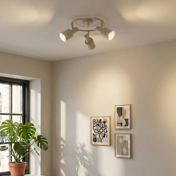 Deckenleuchte mit drei Strahlern im Wohnraum