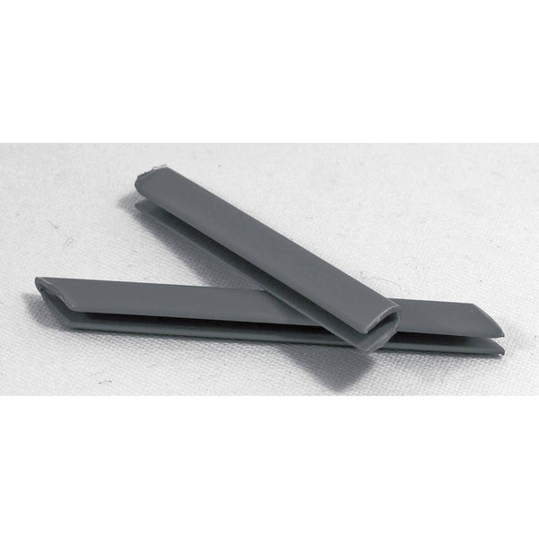 Zwei graue Kunststoffprofile