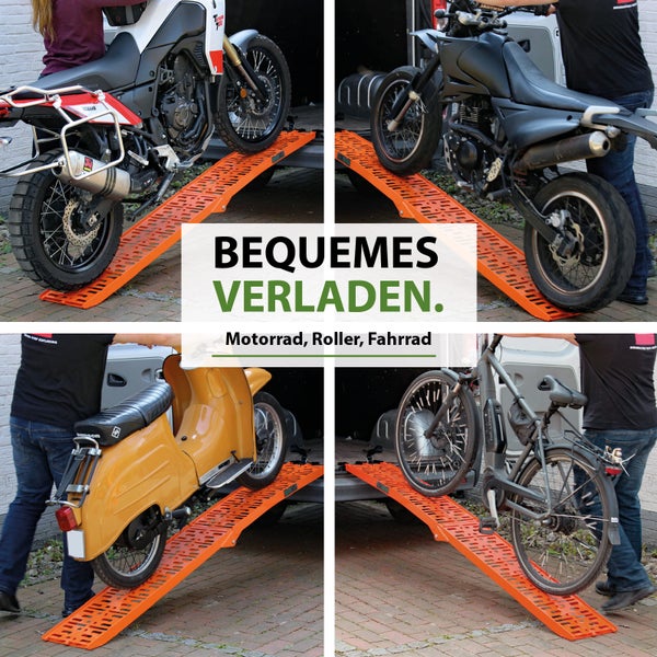 Orangefarbene Auffahrrampe im Einsatz beim Verladen von Motorrad, Roller und Fahrrad in einen Transporter.