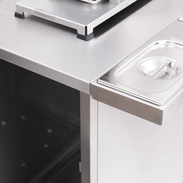 Detailansicht einer Edelstahl-Gastrotheke mit Behälter