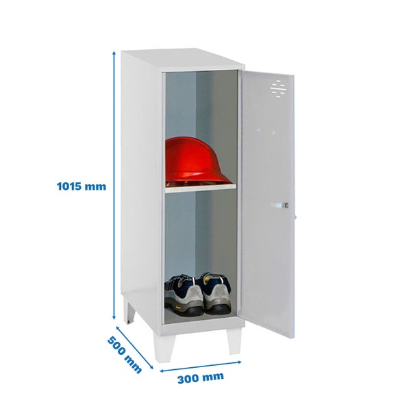 Metallschrank mit Fachboden, Arbeitsschuhen und Schutzhelm. Die Maße sind 1015 mm Höhe, 500 mm Breite und 300 mm Tiefe.