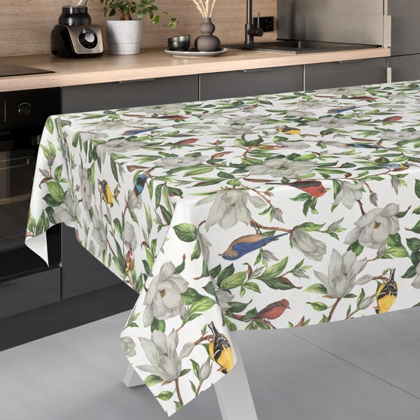 Tischdecke mit Vögeln und Magnolienblüten auf einem Tisch in einer modernen Küche.