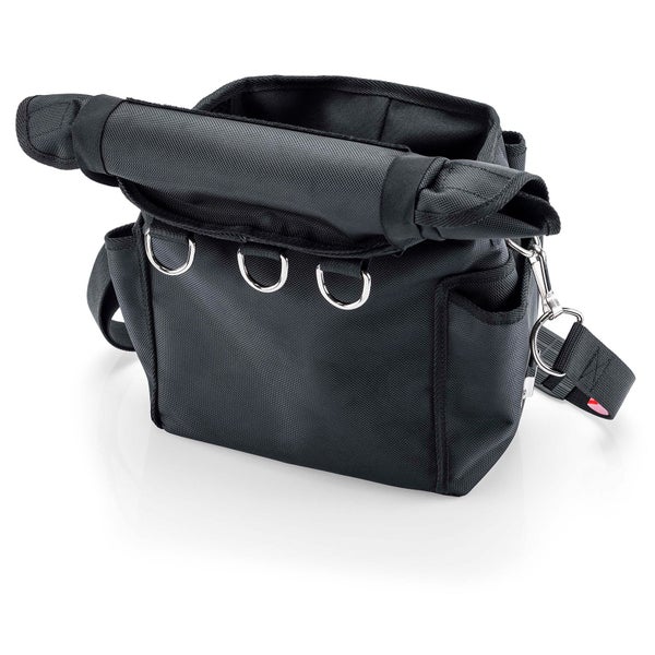 Hände beim Verschließen einer schwarzen Werkzeugtasche mit einem Riemen und einer Metallschnalle.