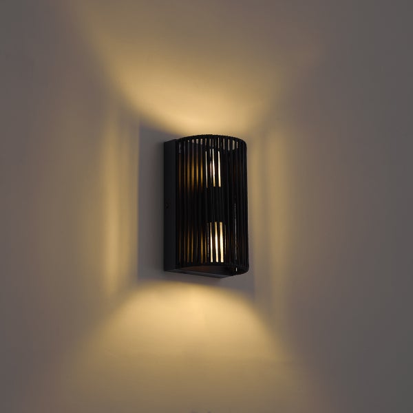 Moderne Wandleuchte in halbkreisförmigem Design mit Seilumwicklung und Lichtabstrahlung nach oben und unten an einer Wand.