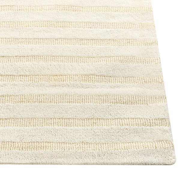 Gestreifter Teppich mit strukturierter Oberfläche aus weichem Material.