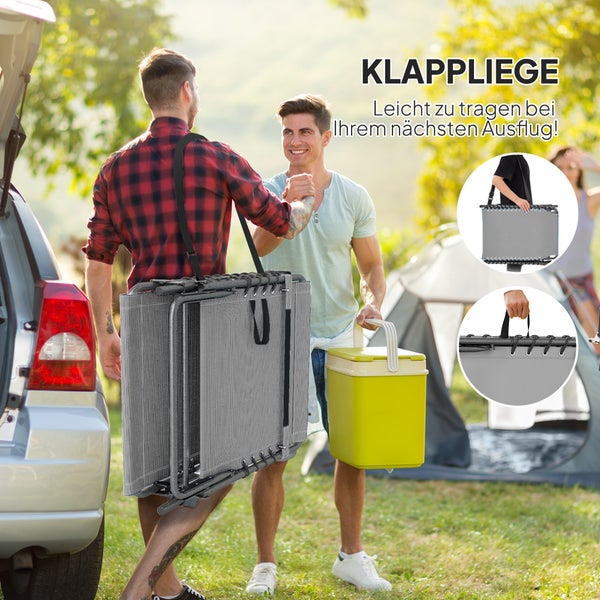 Zusammengeklappte Campingliege mit Schultergurt und Tragegriff, getragen von einem Mann in einer Campingszene im Freien mit Zelt und Auto.