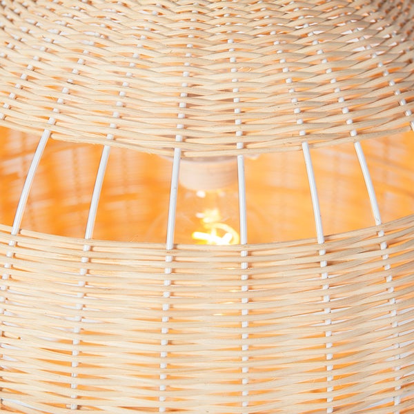 Detailansicht einer Deckenleuchte aus Rattan mit Metallgestell