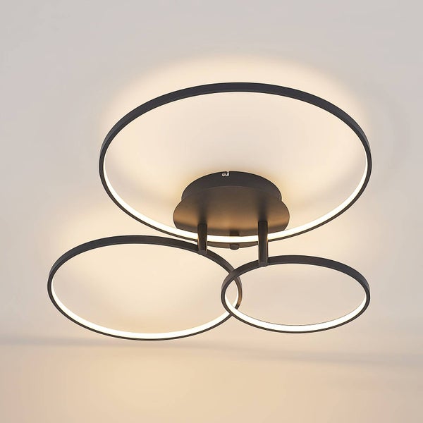 LED-Deckenleuchte mit drei Ringen, Maße 710 mal 770 Millimeter, Höhe 135 Millimeter.