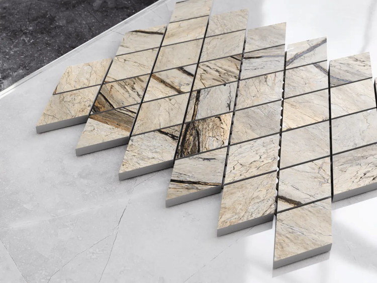 Mosaikfliesen in Rautenform mit Marmoroptik und natürlicher Maserung.