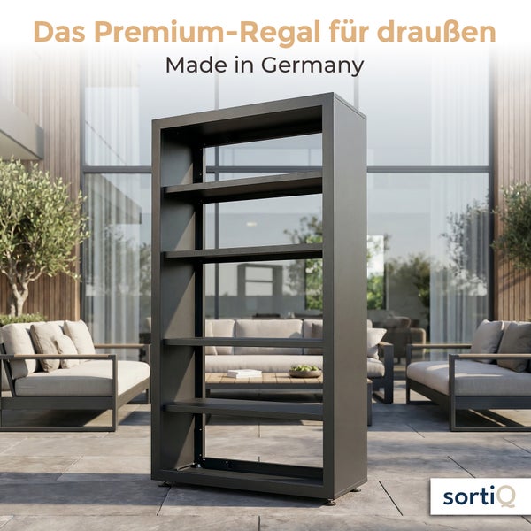 Freistehendes Metallregal für den Außenbereich auf einer Terrasse mit Gartenmöbeln im Hintergrund und SortiQ Logo