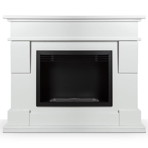 Kamin mit schwarzem Einsatz und weißer Verkleidung