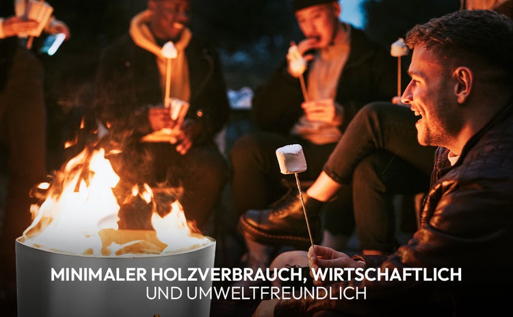 Gruppe von Personen sitzt um eine Feuerstelle und röstet Marshmallows