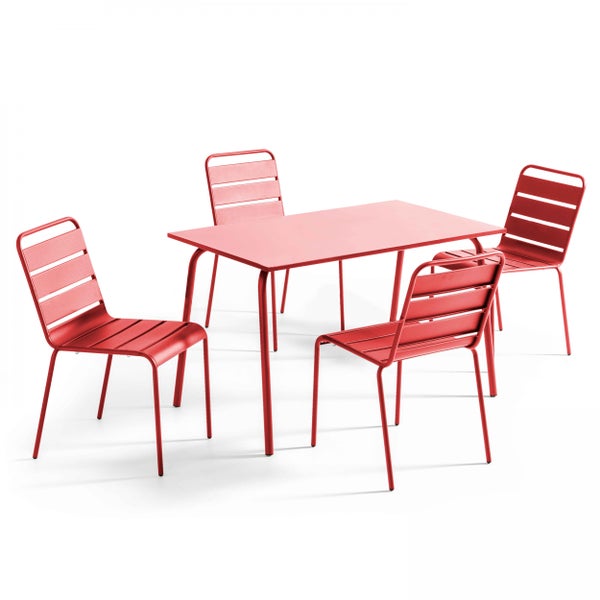 Rotes Gartenmöbel-Set aus Metall, bestehend aus einem rechteckigen Tisch und vier Stühlen mit Lattenoptik.