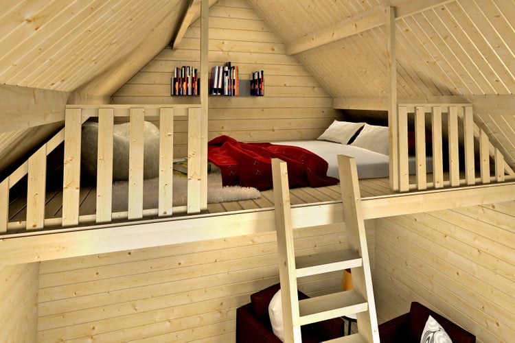 Innenansicht eines Holzhauses mit Hochbett, Leiter und Sitzgelegenheiten