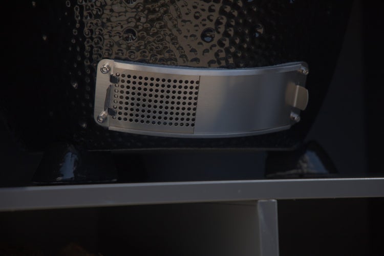 Detailansicht eines Kamado Grills mit Lüftungsschieber