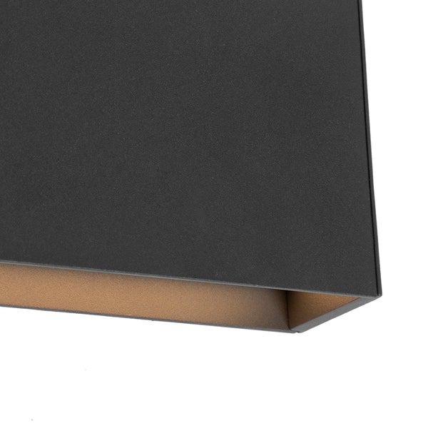 Detailansicht einer rechteckigen Wandleuchte mit strukturierter Oberfläche und goldfarbener Innenseite.