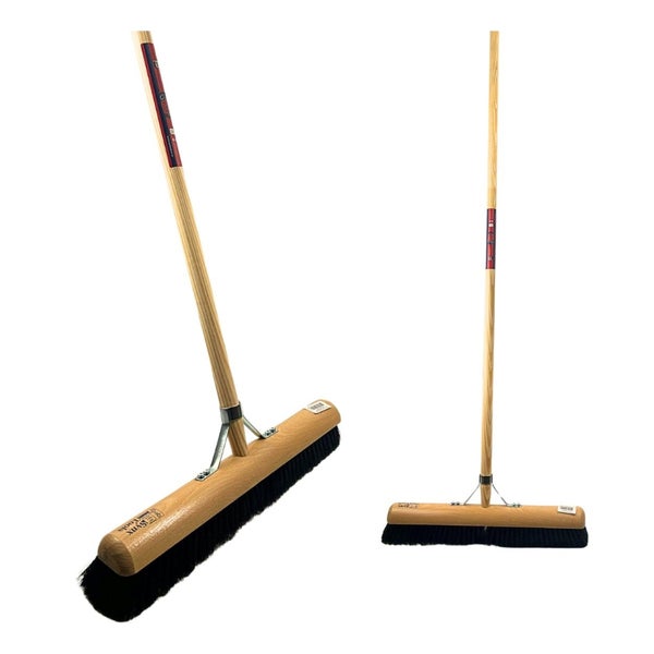 Saalbesen mit Holzrücken, schwarzen Borsten und langem Holzstiel.