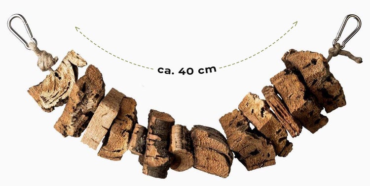 Vogelspielzeug aus Korkstücken an einem Seil mit zwei Karabinern zur Befestigung, Länge circa 40 Zentimeter.