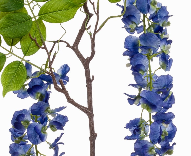 Künstlicher Zweig mit grünen Blättern und feinen Ranken zur Dekoration.