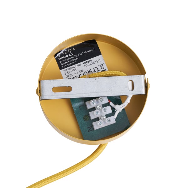 Innenansicht einer gelben QAZOA Pendelleuchte mit Befestigungsmaterial