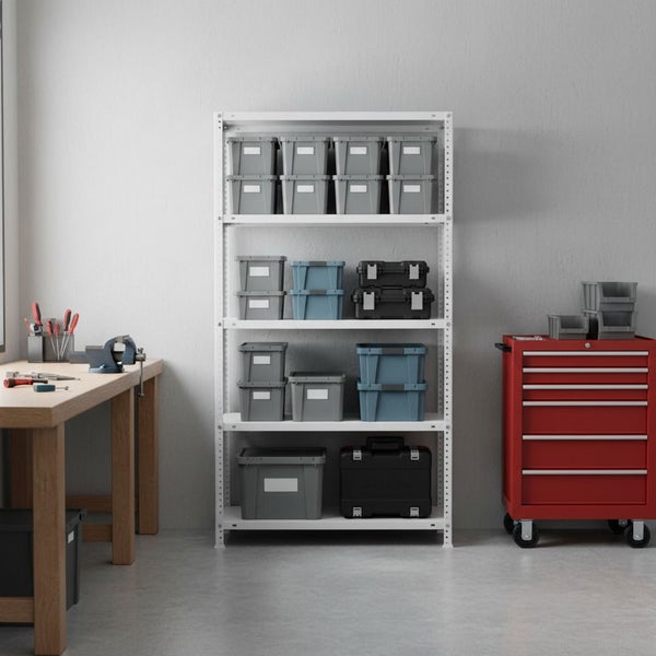 Organisierte Werkstatt mit weißem Metallregal, Lagerboxen, rotem Werkstattwagen und hölzerner Werkbank mit Schraubstock.