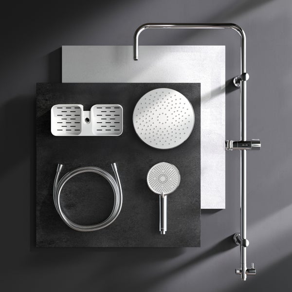Duschsystem mit Kopfbrause, Handbrause, Brauseschlauch und Ablage auf quadratischen Kachelplatten präsentiert.