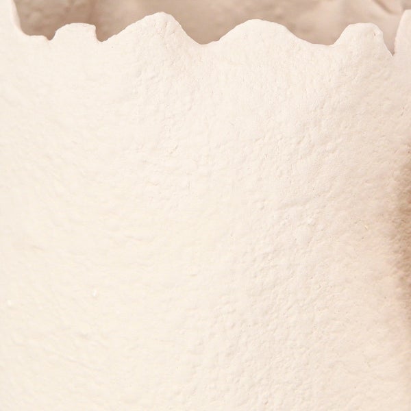 Nahaufnahme einer Keramikvase mit wellenförmigem Rand