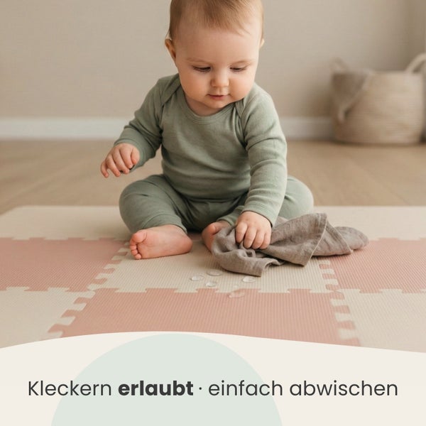 Ein Baby sitzt auf einer Puzzle-Spielmatte und wischt verschüttete Flüssigkeit mit einem Tuch ab. Die Matte ist leicht zu reinigen.