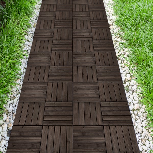 Weg aus dunklen Holzfliesen im Garten