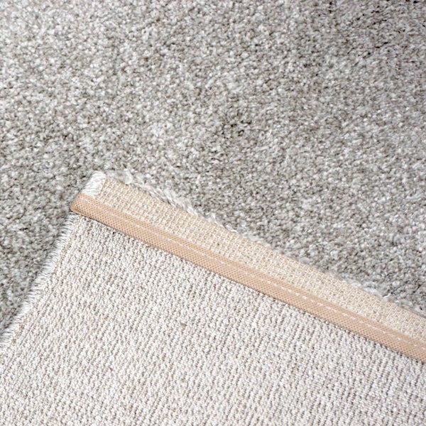 Detailansicht eines Teppichs mit sichtbarem Flor und strukturierter Rückseite.