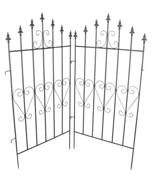 Detailaufnahme eines schwarzen Metallgestells mit einem einfachen Verschlussmechanismus.
