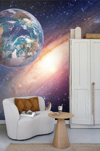 Wohnraum mit Weltraumtapete, Sessel, Tisch und Schrank für ein modernes Ambiente