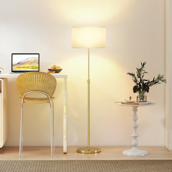 Helle Arbeitszimmereinrichtung mit Stehlampe, Schreibtisch, Stuhl und Beistelltisch