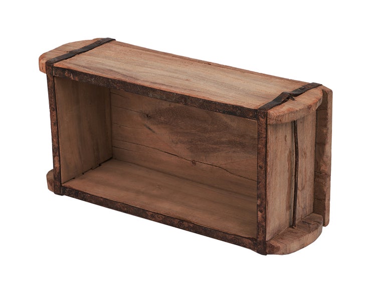 Holzkiste mit Metallbeschlägen