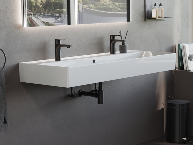 Modernes Badezimmer mit Doppelwaschbecken und schwarzen Armaturen