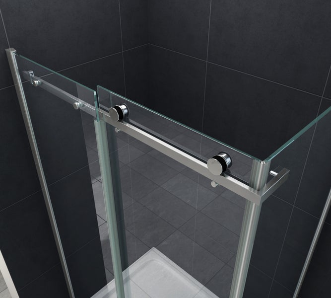 Detailansicht einer Duschkabine mit Schiebetür und Metallrahmen