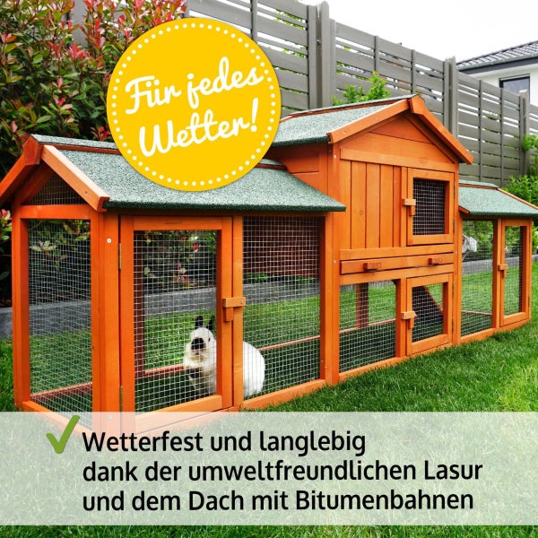 Wetterfester Kleintierstall aus Holz mit Bitumendach und umweltfreundlicher Lasur in einem hellen, organisierten Garten mit einem Kaninchen.
