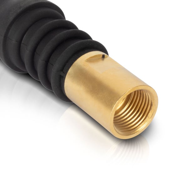 Detailaufnahme einer Schlauchverschraubung aus Messing mit Gewinde und schwarzem Gummischlauch