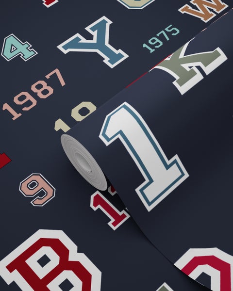 Eine Rolle Tapete mit Buchstaben- und Zahlendesign