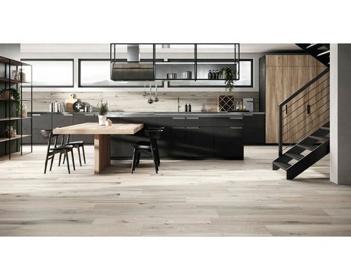 Moderne Küche mit Holzboden, Esstisch und Treppe