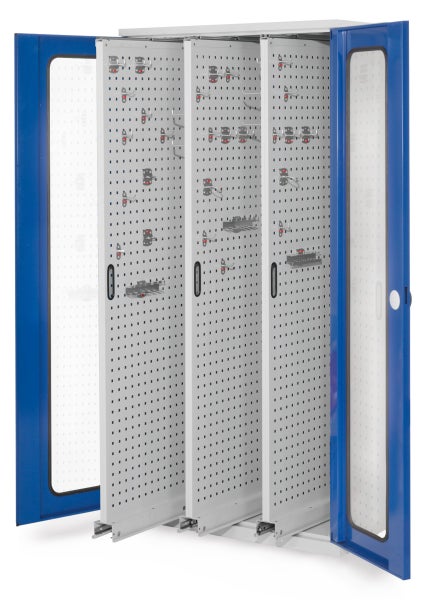 Hoher Werkzeugschrank mit zwei Flügeltüren mit Sichtfenstern und drei vertikalen ausziehbaren Lochwänden mit Werkzeughaltern.