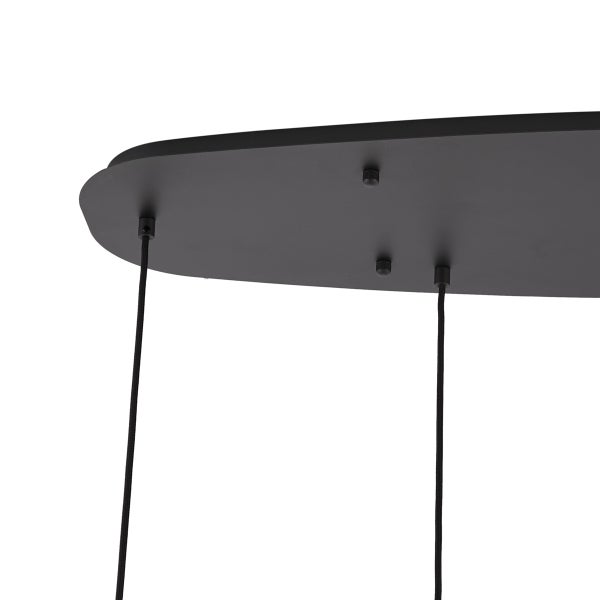 Detailaufnahme der Aufhängung einer Pendelleuchte