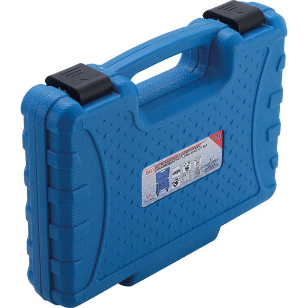 Rohrschneider im Einsatz zum Schneiden eines Kupferrohrs