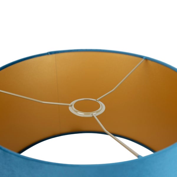 Blauer Lampenschirm mit goldfarbener Innenseite und Lampenhalterung