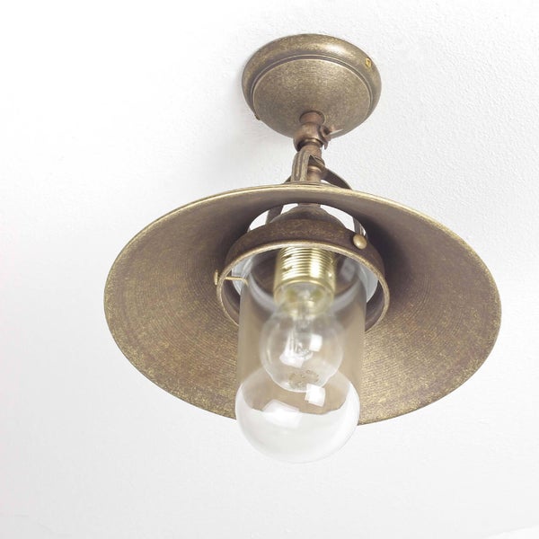 Deckenleuchte mit Lampenschirm und Glühbirne