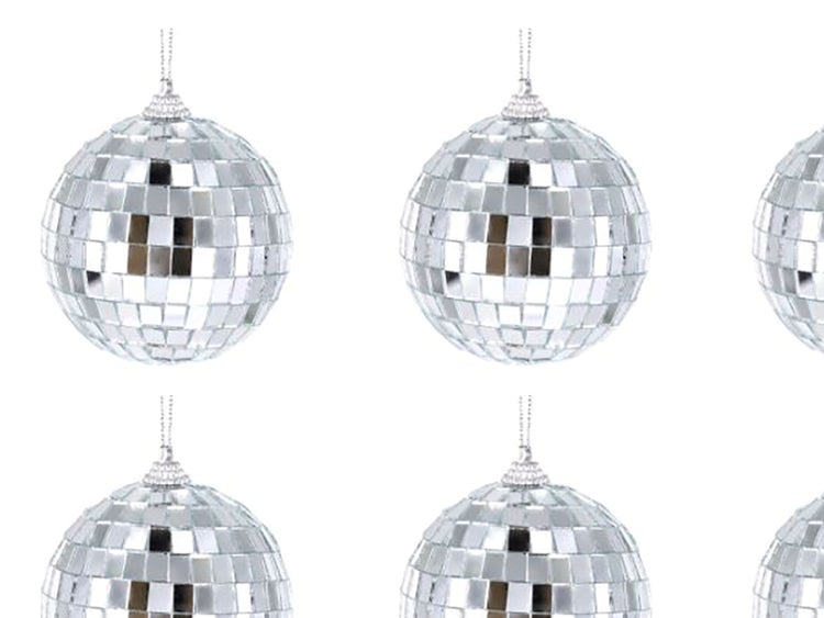 Weihnachtsdekoration mit Schmetterling, Stern und Blumen auf Tannenzweigen